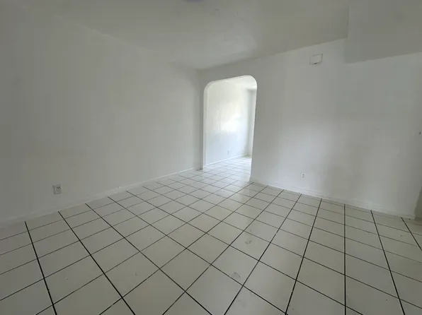 34 SE 3rd Ave #E, Hallandale, FL 33009