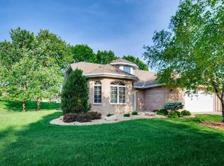 3076 Highpointe Curv, Roseville, MN 55113