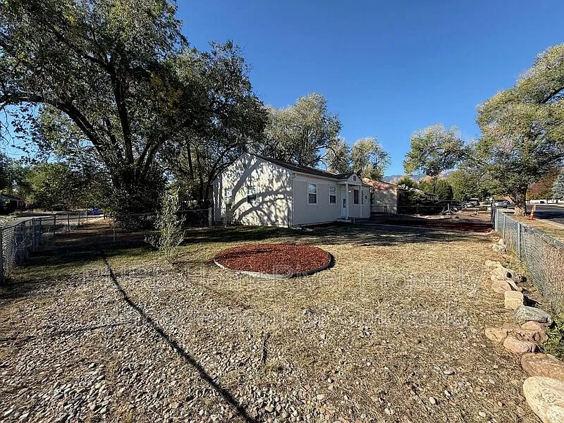 3 bed, 1.0 bath, 894 sqft, $1,675 — Photo 3