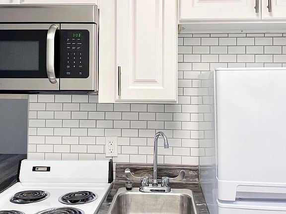 Discover chic and sleek living in our newly renovated apartments with a dazzling white subway tile backsplash, stylish white cabinetry, and granite-inspired countertops.