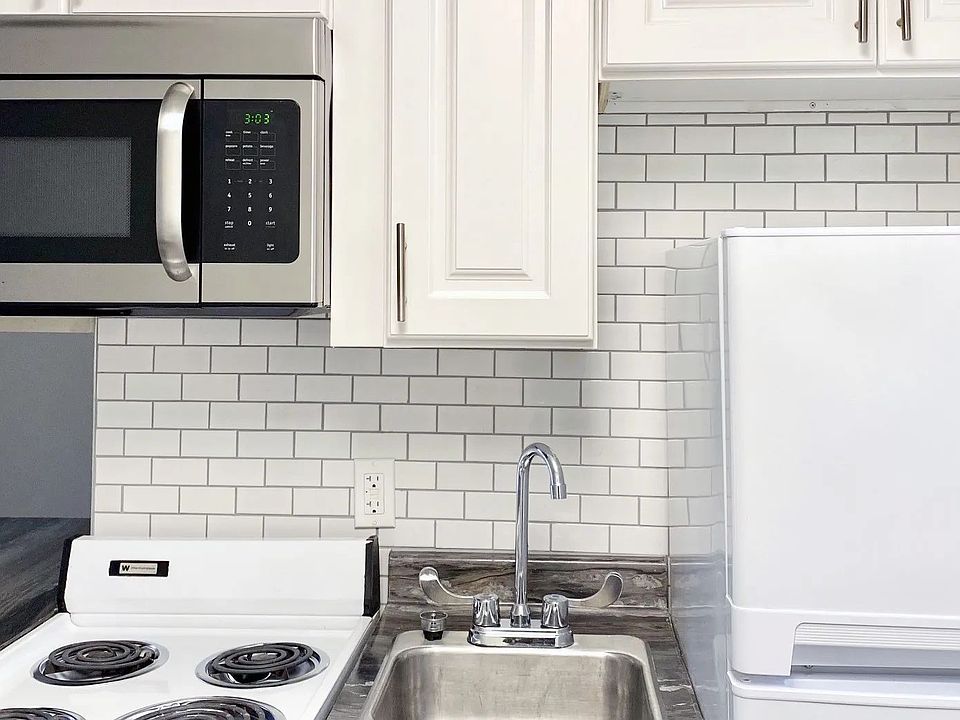 Discover chic and sleek living in our newly renovated apartments with a dazzling white subway tile backsplash, stylish white cabinetry, and granite-inspired countertops.