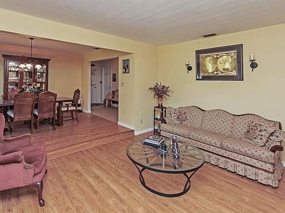 4th image of 1211 Lake Charles Cir