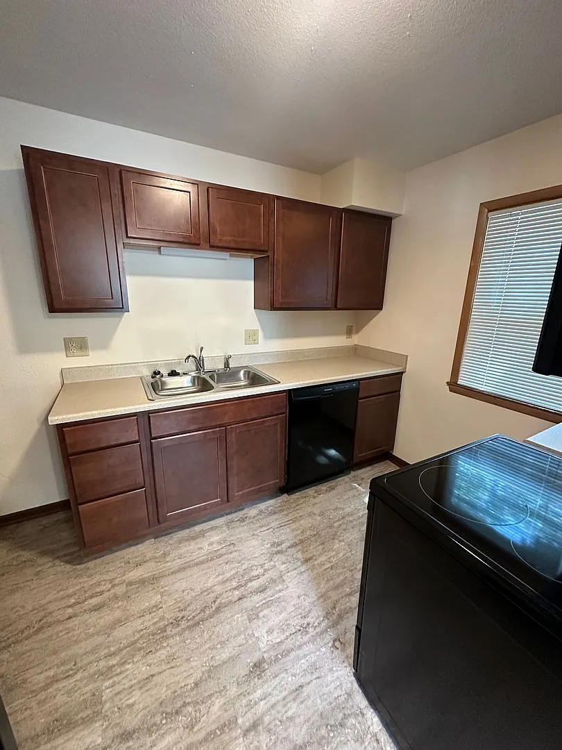 1011 Kellogg Ave — Photo 2