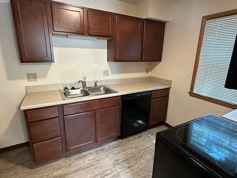 1011 Kellogg Ave — Photo 2
