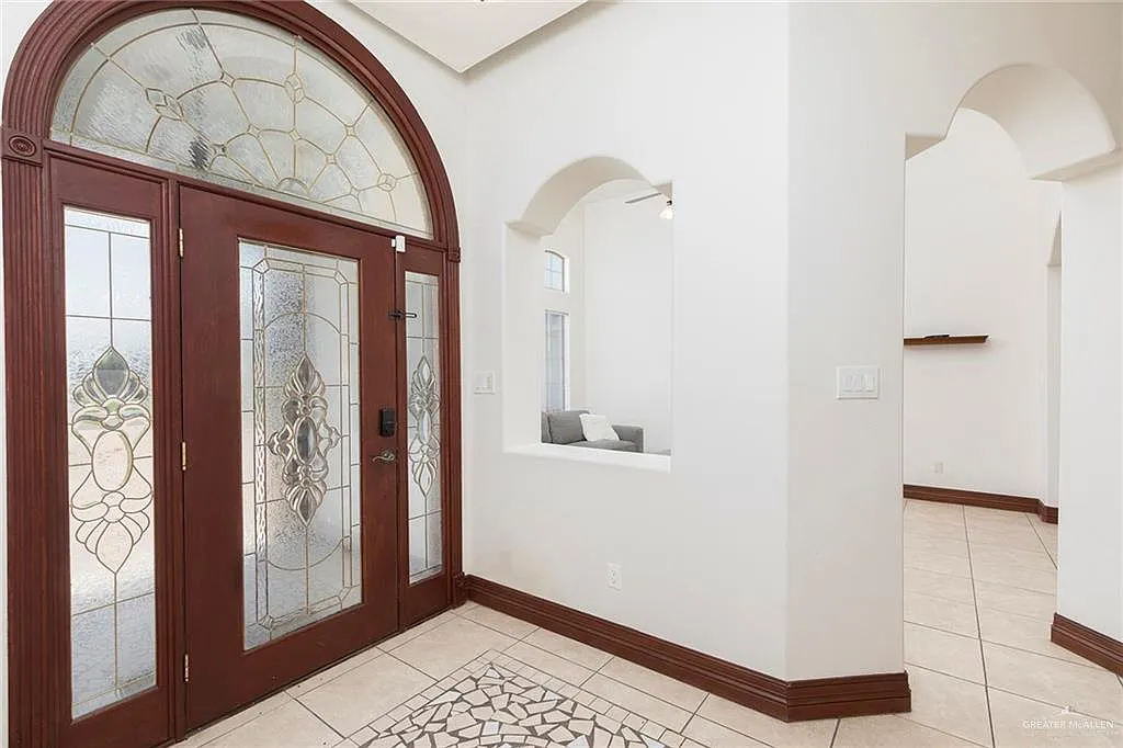 3 bed, 3.5 bath, 2098 sqft, $2,300 — Photo 3