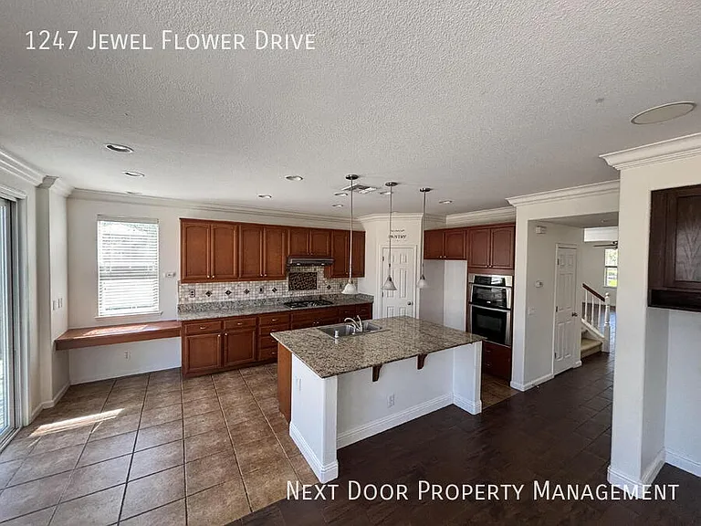 1247 Jewel Flower Dr — Photo 4