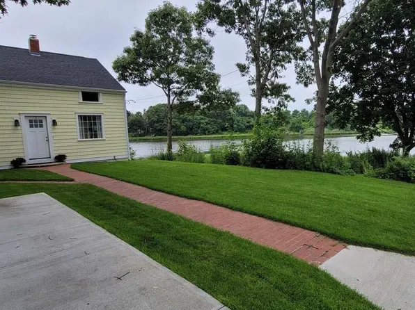 82 Beach Point Dr, Riverside, RI 02915