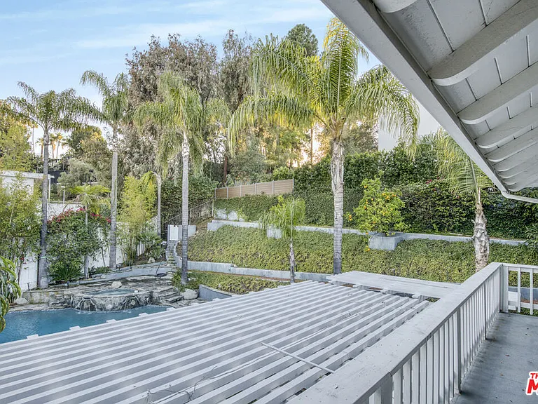 3690 Crownridge Dr — Photo 43
