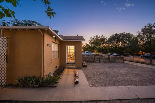Updated, Large & Flexible Apartment Near UNM & Pres. On Silver Hill! Photo 1 Updated, Large & Flexible Apartment Near UNM & Pres. On Silver Hill! Photo 1