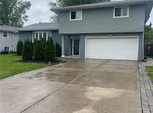 5888 Park Ridge Dr, North Olmsted, OH