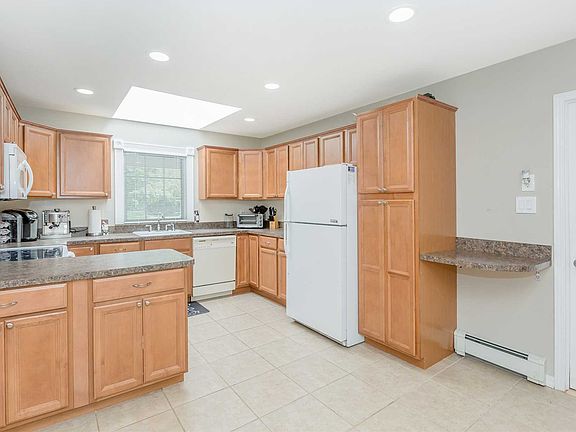 3rd image of 4 Millbrook Dr