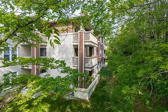 202 Hillsboro Pl — Photo 16