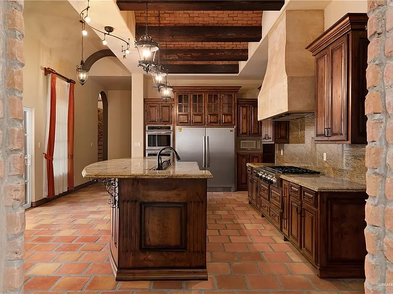 2304 Antigua Dr — Photo 23