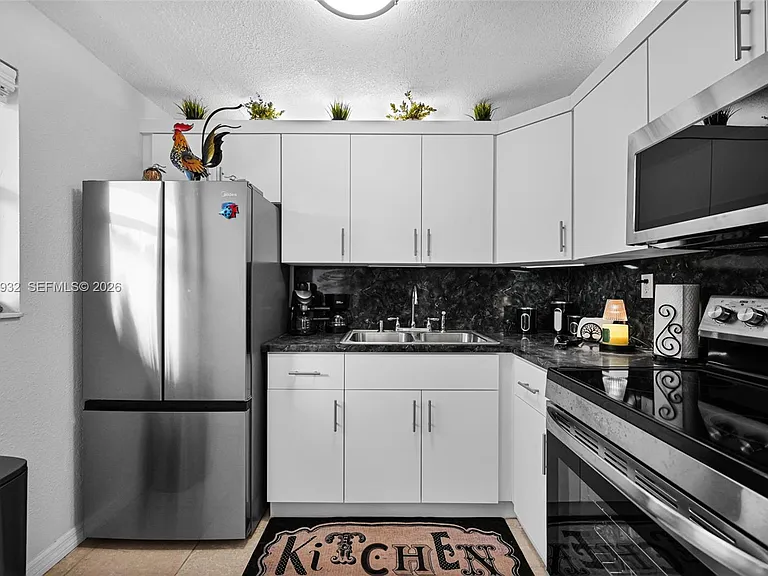 1334 Collins Ave #403 — Photo 10