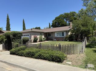 640 E Creekside Cir, Dixon, CA 95620