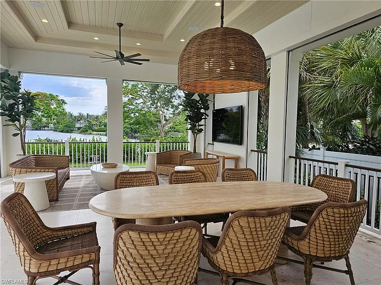 637 Palm Cir W — Photo 45