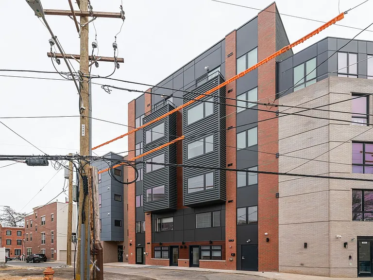 The Crown on Leland — Photo 11
