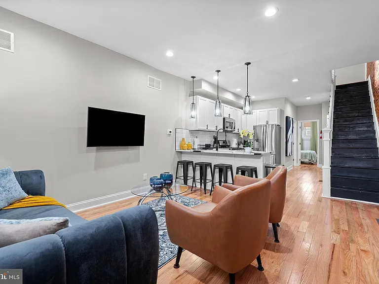 2219 E Chase St — Photo 14