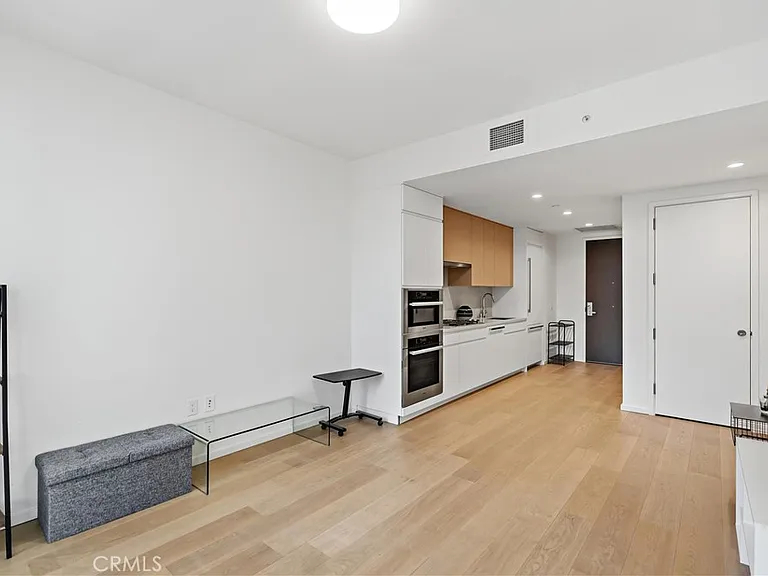 877 Francisco — Photo 5