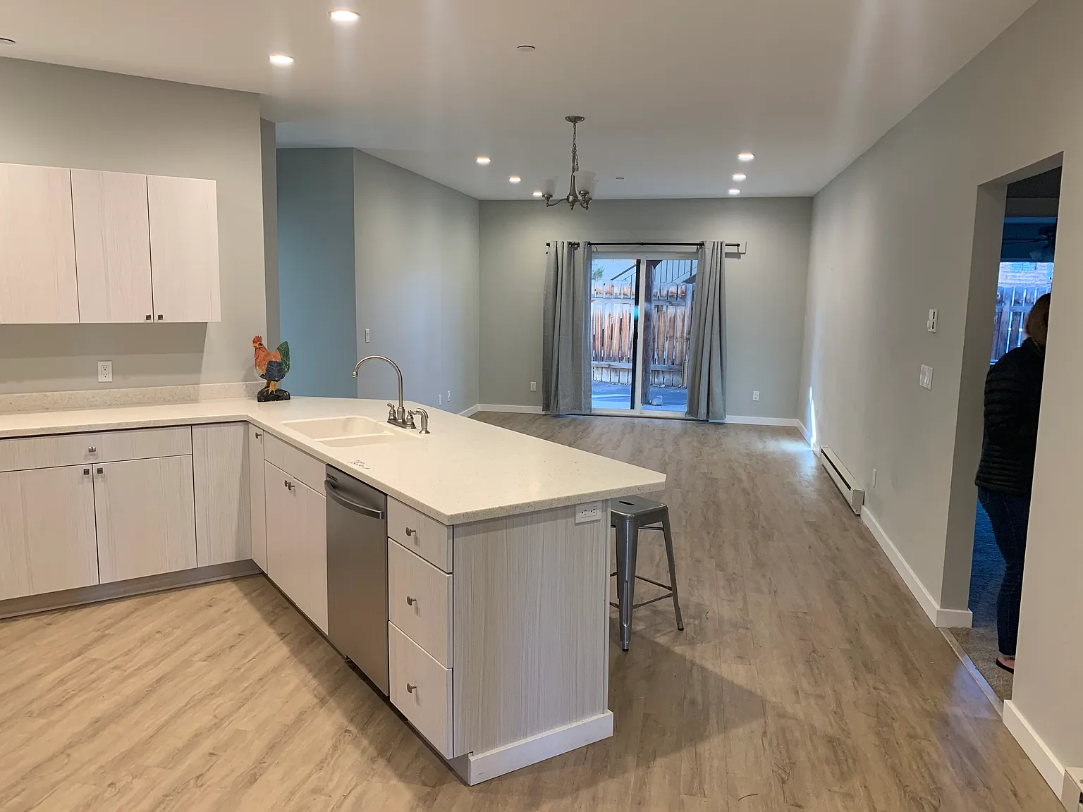 3 bed, 1569 sqft, $4,950 — Photo 2