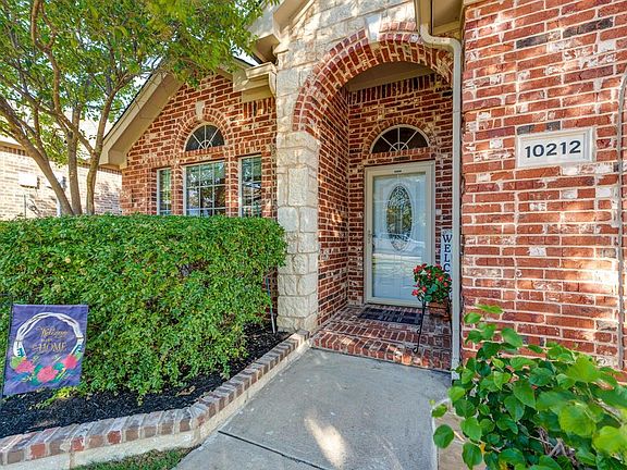 3rd image of 10212 Cantana Ct