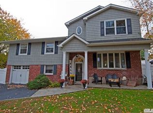 4 Floyd Ln, Commack, NY 11725
