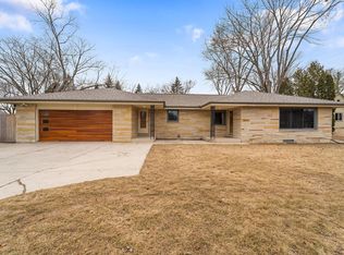 8415 N Port Washington Rd, Fox Pt, WI 53217