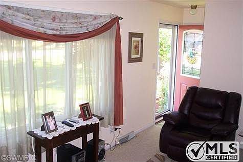 5th image of 126 Manley Ave