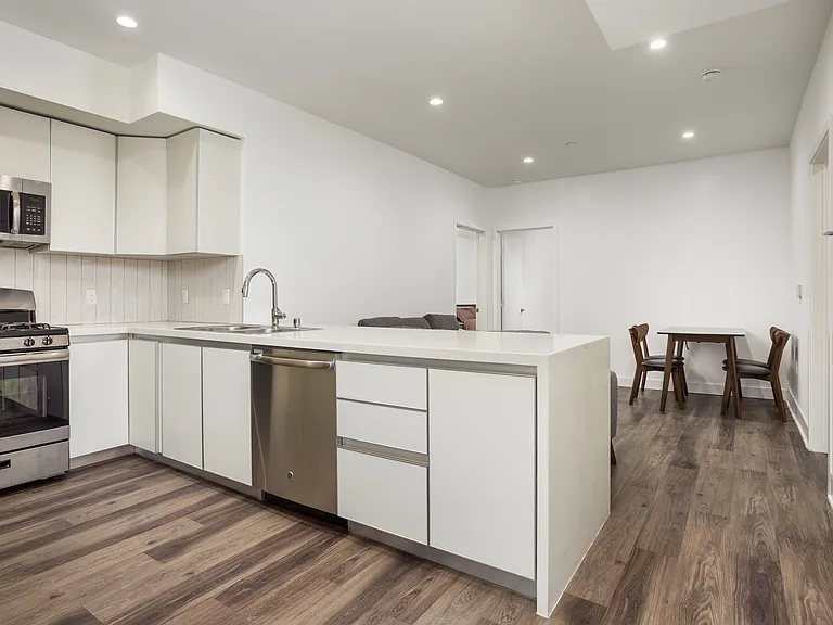1515 Colby Ave — Photo 47