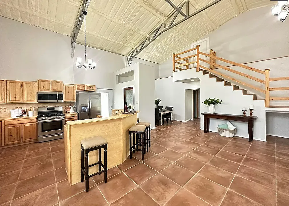 3 bed, 2398 sqft, $2,700 — Photo 2