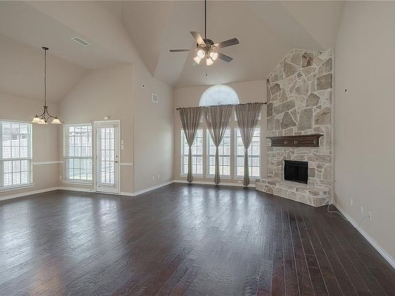 3rd image of 913 Rosewood Dr