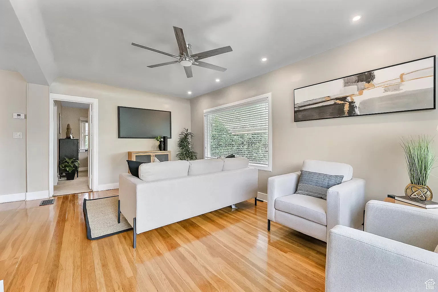 5 bed, 2016 sqft, $3,495 — Photo 4