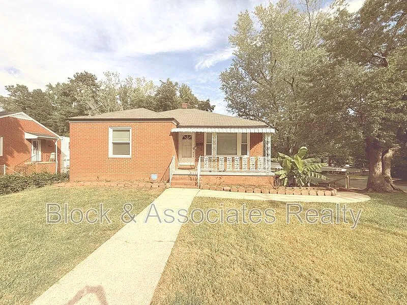 2 bed, 1.0 bath, $995 — Photo 1
