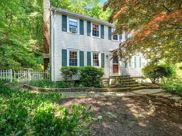 1 Kevin Cir, Framingham, MA 01701