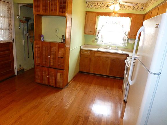 5th image of 590 Glenbrook St