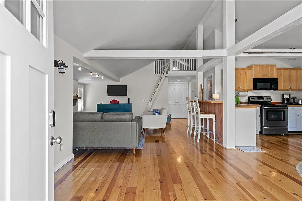 2 bed, 1.5 bath, 1034 sqft, $3,500 — Photo 2