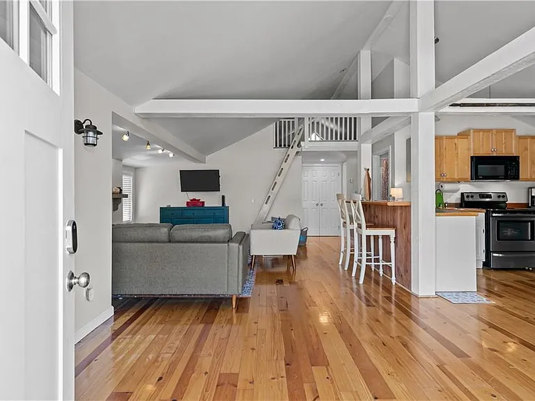 1024 Anthony Rd — Photo 2
