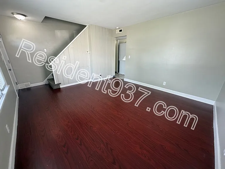 1143 Blakley Dr — Photo 4
