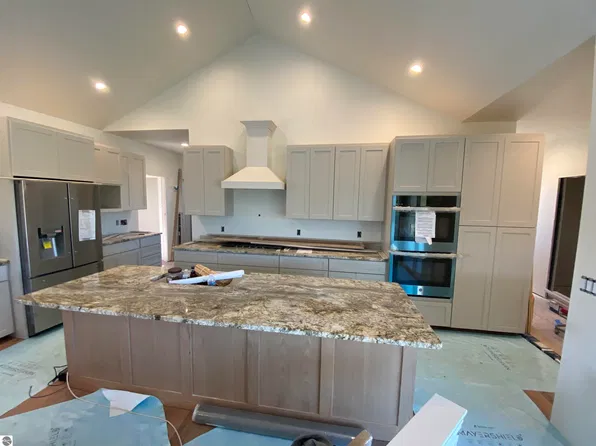 12000 Barkley Ln, Rapid City, MI 49676