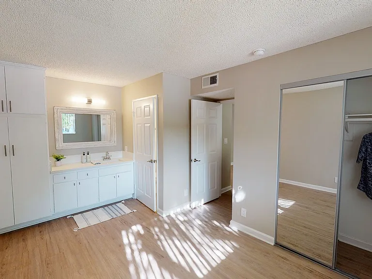 Mentone Apartments — Photo 30