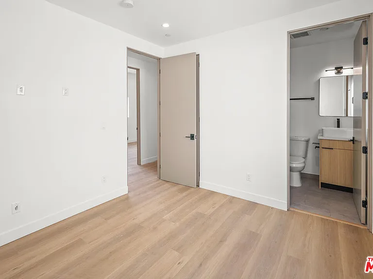 11006 Hortense St #1/2 — Photo 14