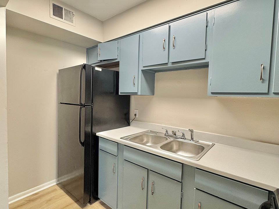 1st image of 510 Holladay Dr #108