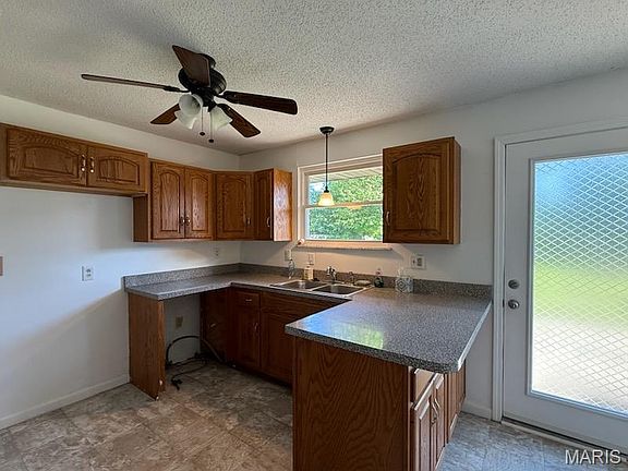 5th image of 4 Fontainebleau Dr