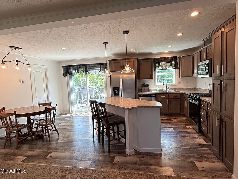 3rd image of 1004 County Road 10