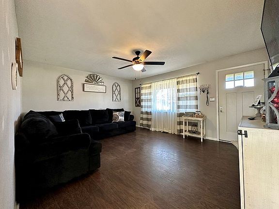 4th image of 84 Stacy Dr