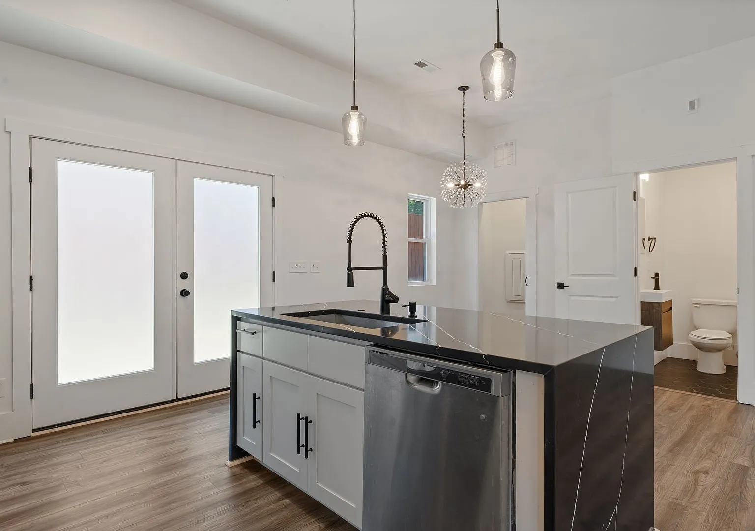 Modern and welcoming 3 bed 2.5 bath with balcony close to downtown! — Photo 4