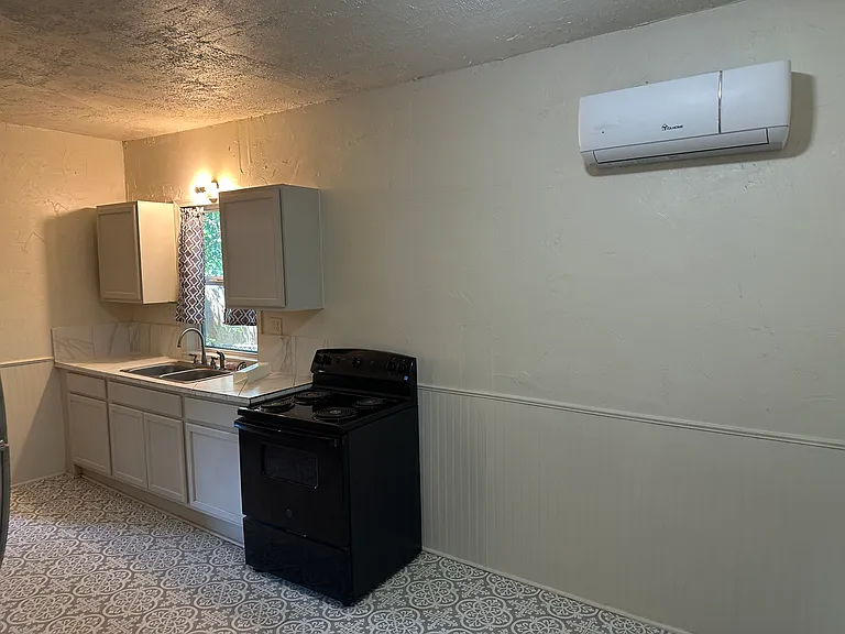 404 E Oak St — Photo 32