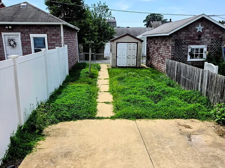 424 E Locust St — Photo 22