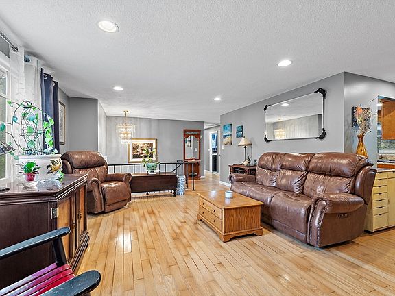5th image of 36 Peabody Dr