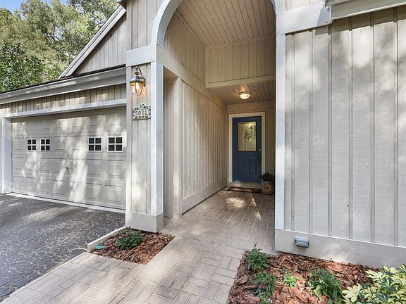Covered Entryway to Front